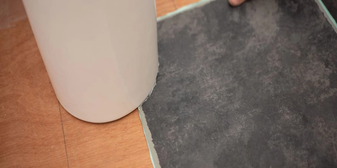 wickes-flooring-how-to-carpet-vinyl-tiles-26.webp