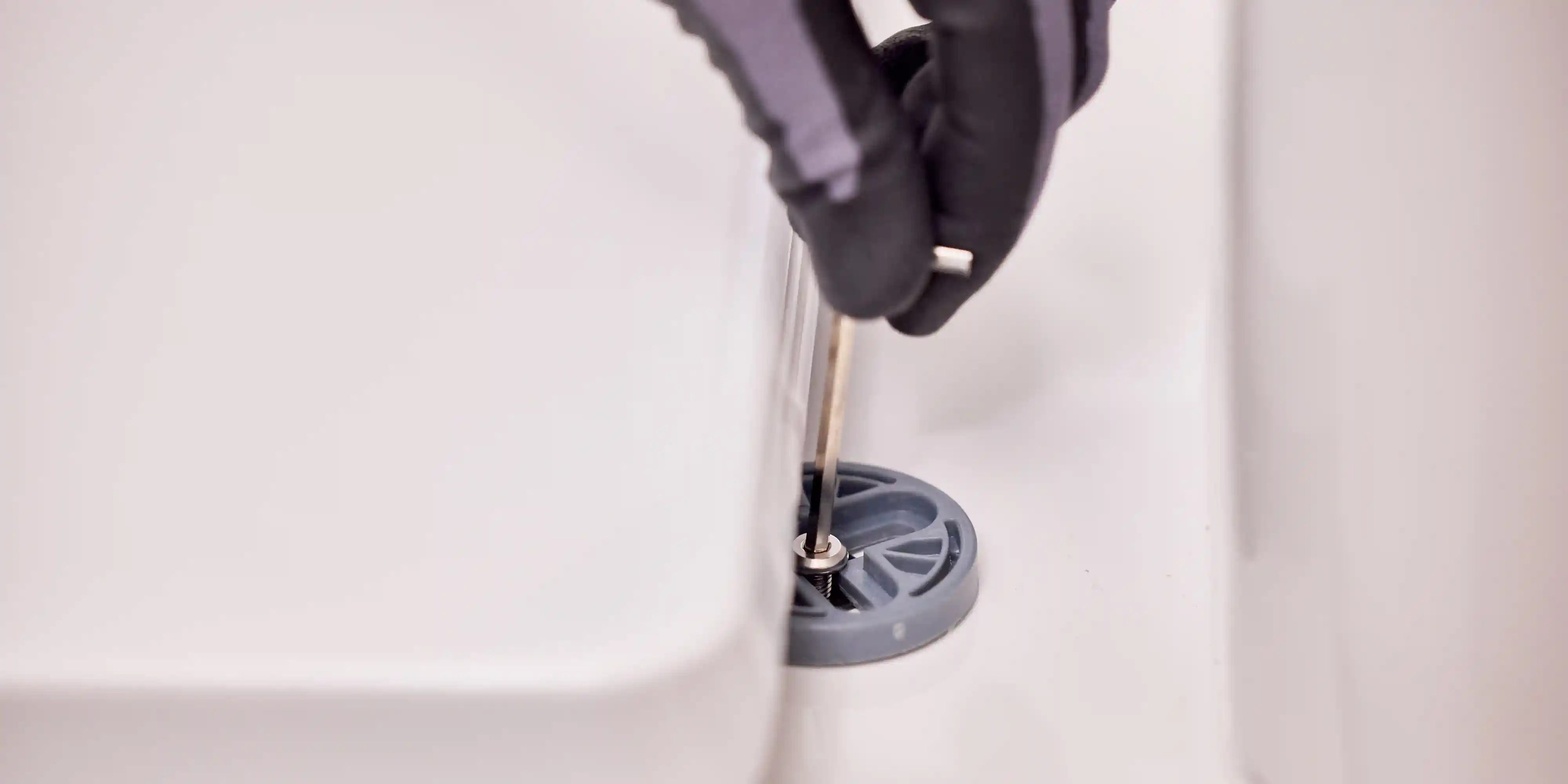 wickes-bathroom-fit-toilet-seat-12.webp