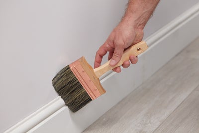 Brush dust from skirting