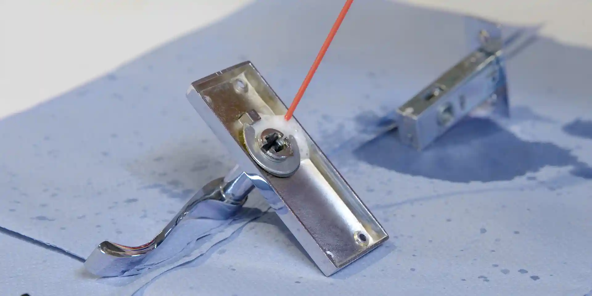 wickes-home-maintenance-fixing-door-handles-4.webp