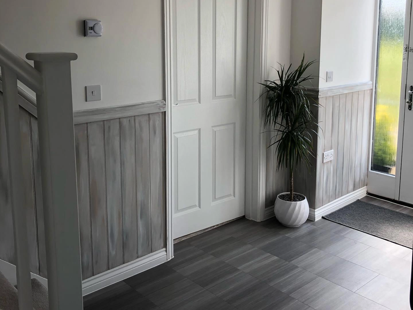 wickes-decorating-modern-hallway-panelling-3.webp