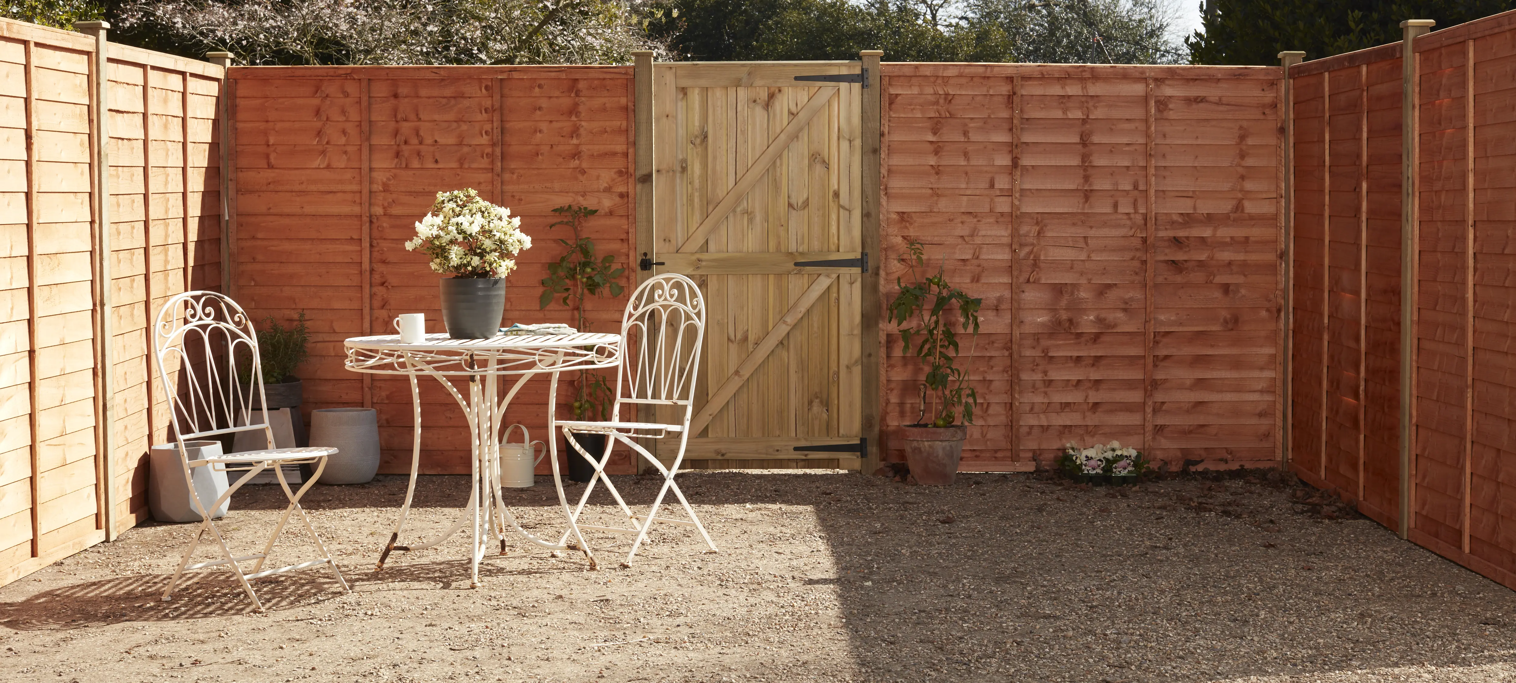 wickes-gardens-install-fence-9.webp