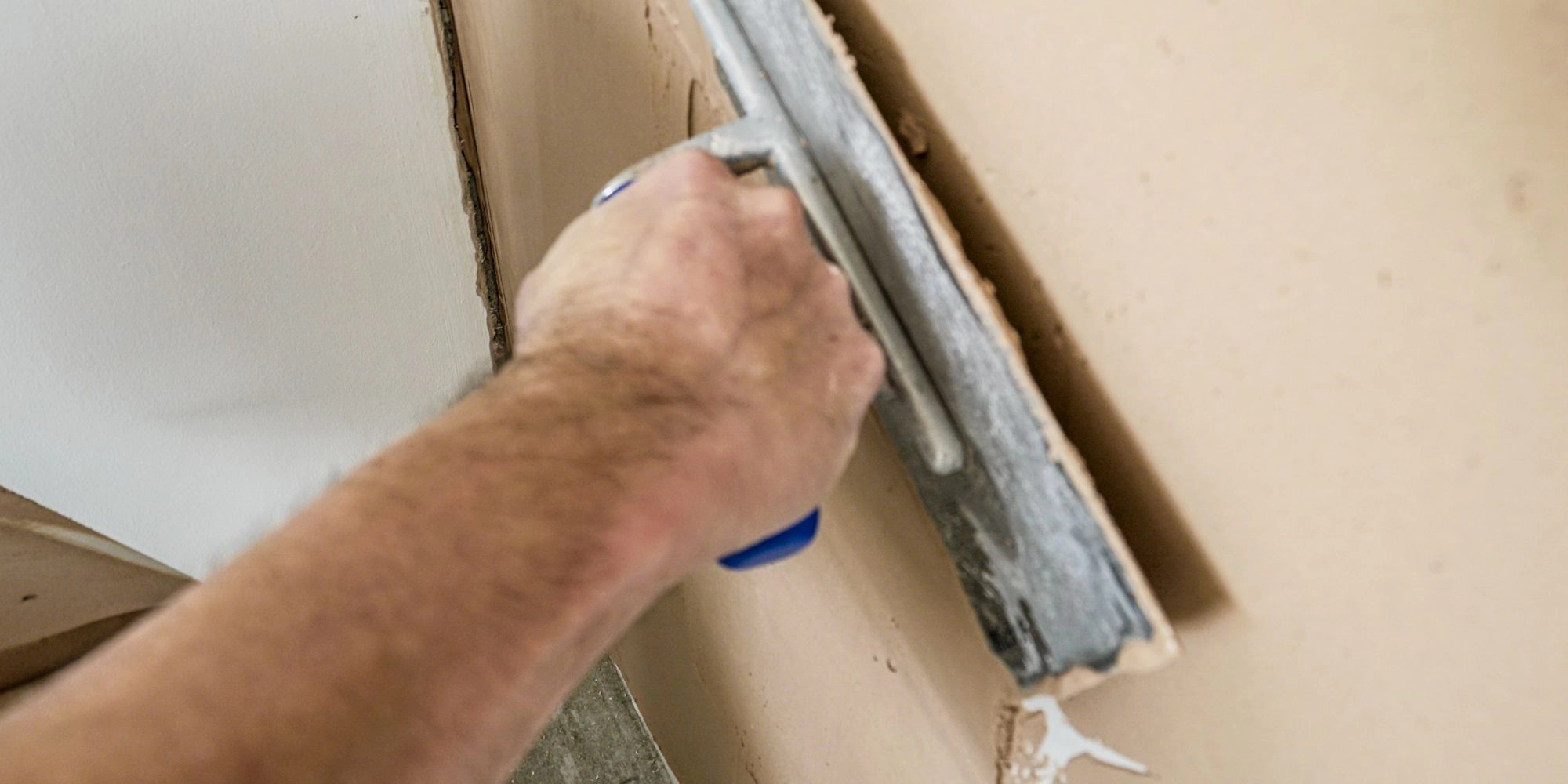 wickes-home-maintenance-how-to-plaster-wall-15.webp