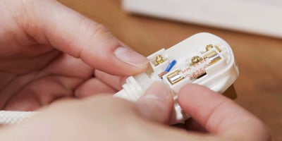 How to change a fuse | Wickes.co.uk