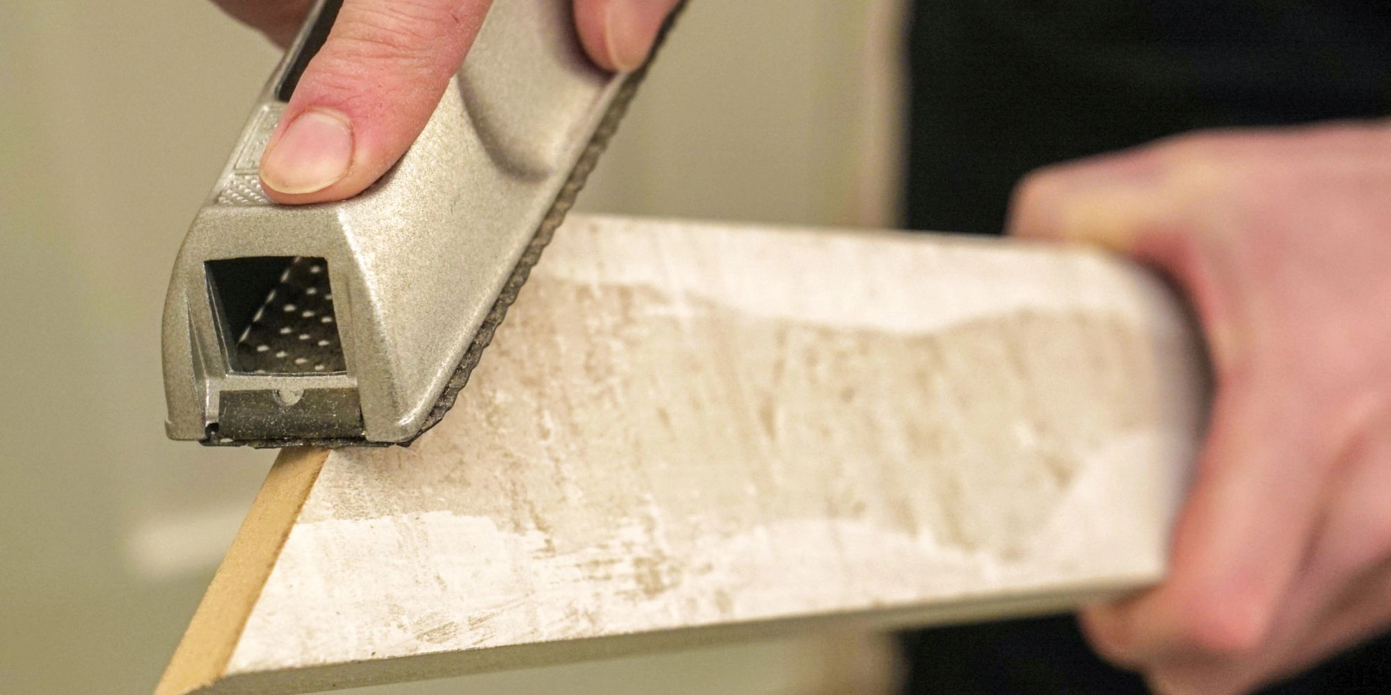 wickes-decorating-fitting-architrave-12.webp