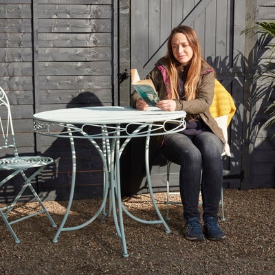 Garden_table_woman_reading_Desktop.jpeg