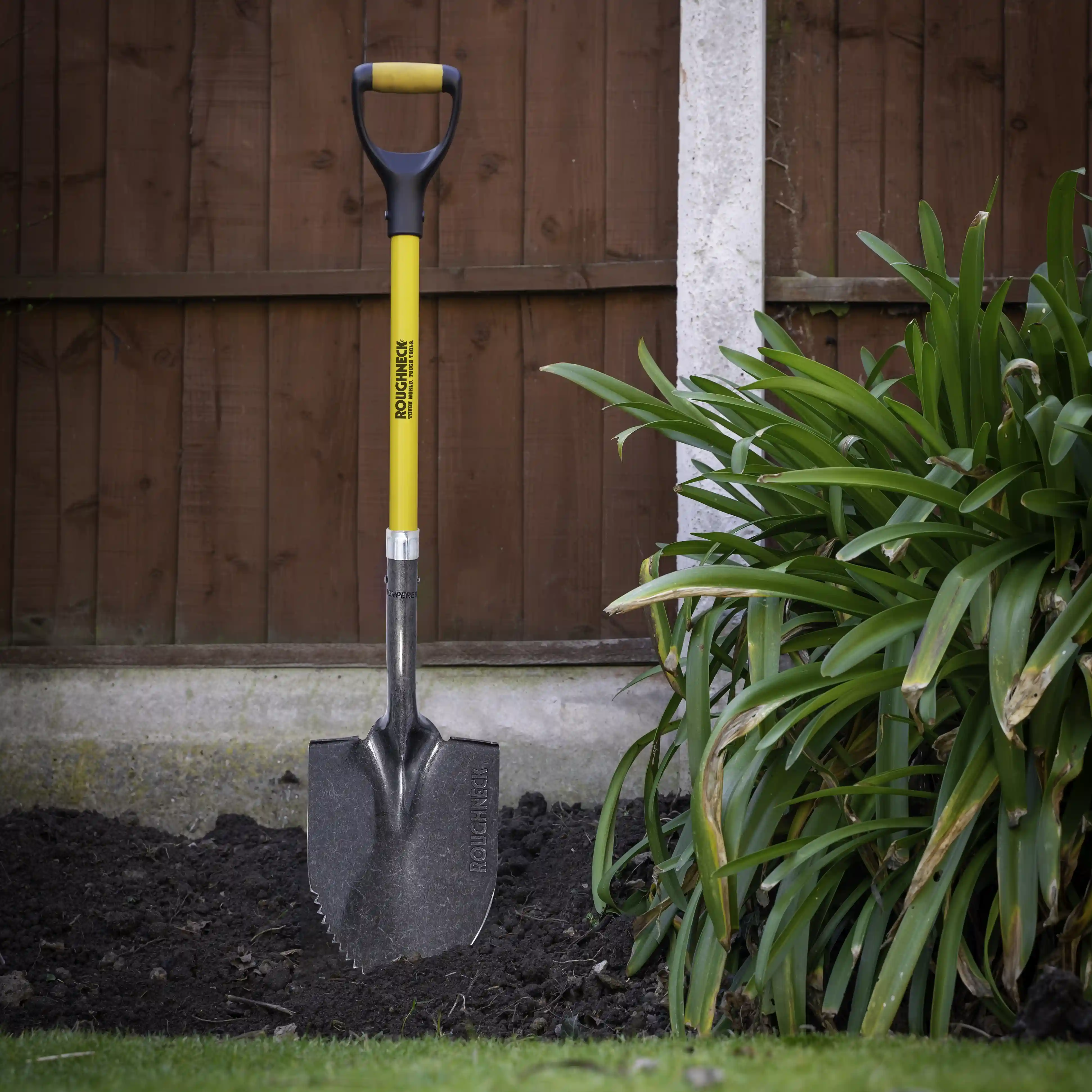 Roughneck&reg; ROU68046 Sharp Edge Shovel - 225 x 1070mm