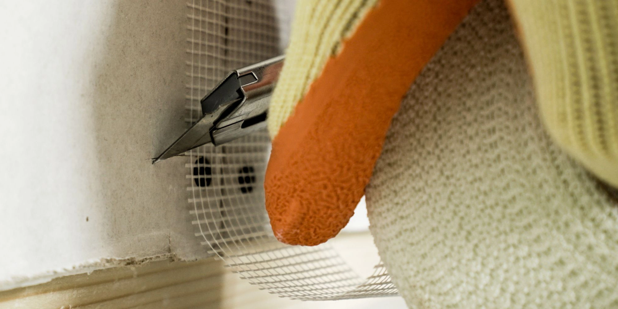 wickes-home-maintenance-how-to-plaster-wall-4.webp