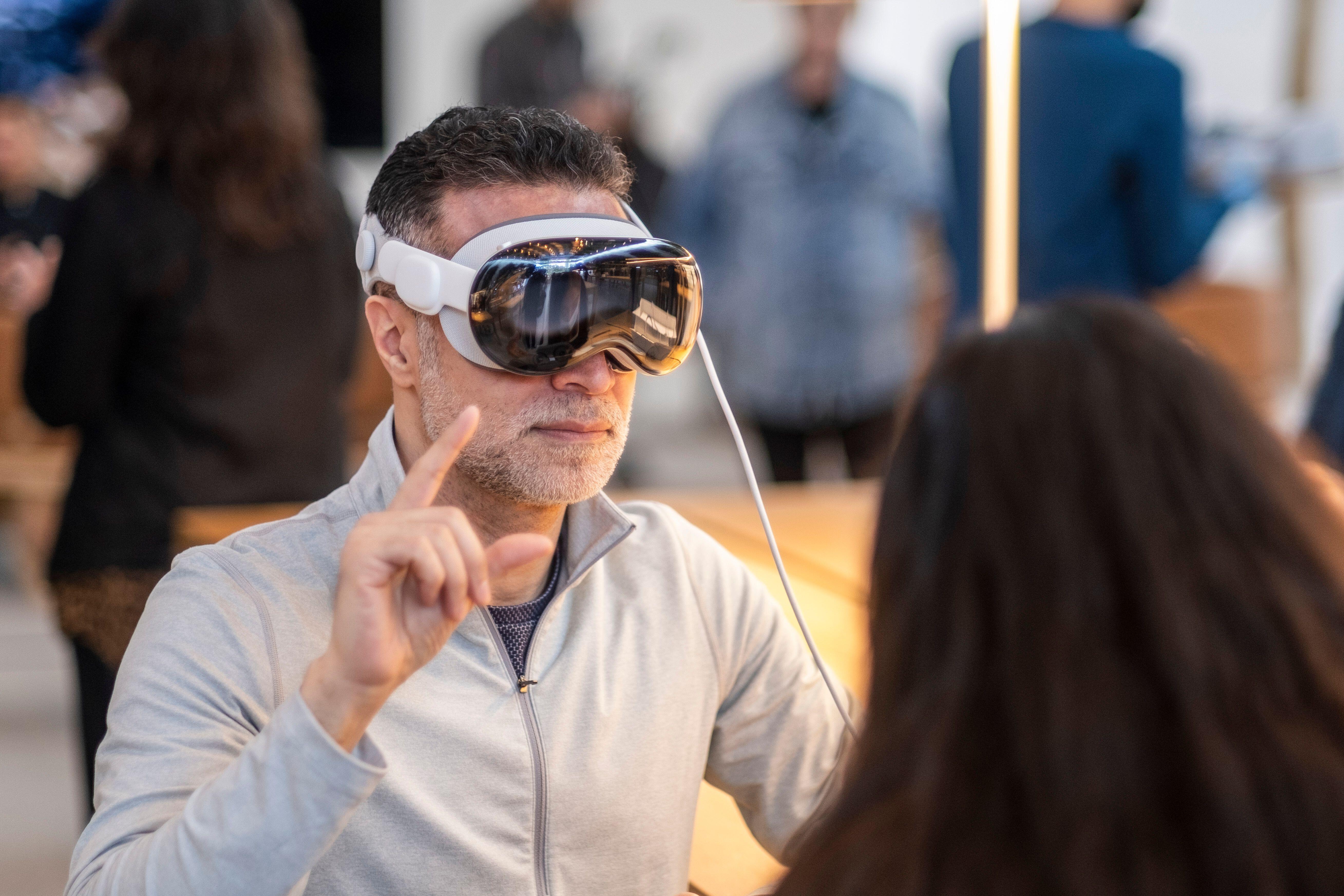 A_customer_tries_the_Vision_Pro.jpg
