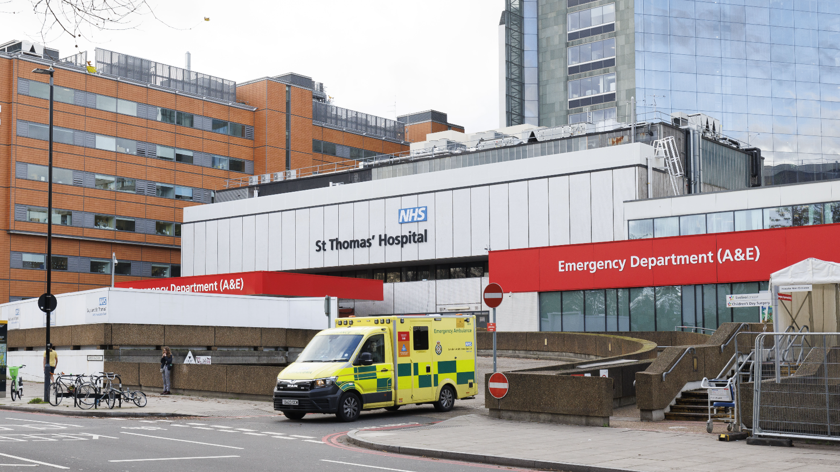 exterior of St Thomas' Hospital in London