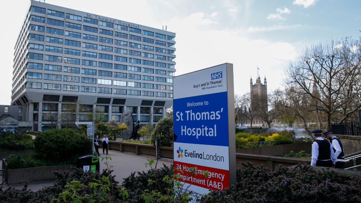 photo of St Thomas' Hospital in London photo of St Thomas' Hospital in London