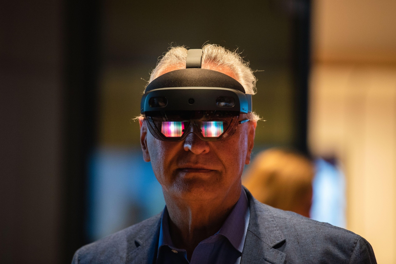 Bavarian Minister of the Interior Joachim Herrmann wears Hololens 2 Bavarian Minister of the Interior Joachim Herrmann wears Hololens 2
