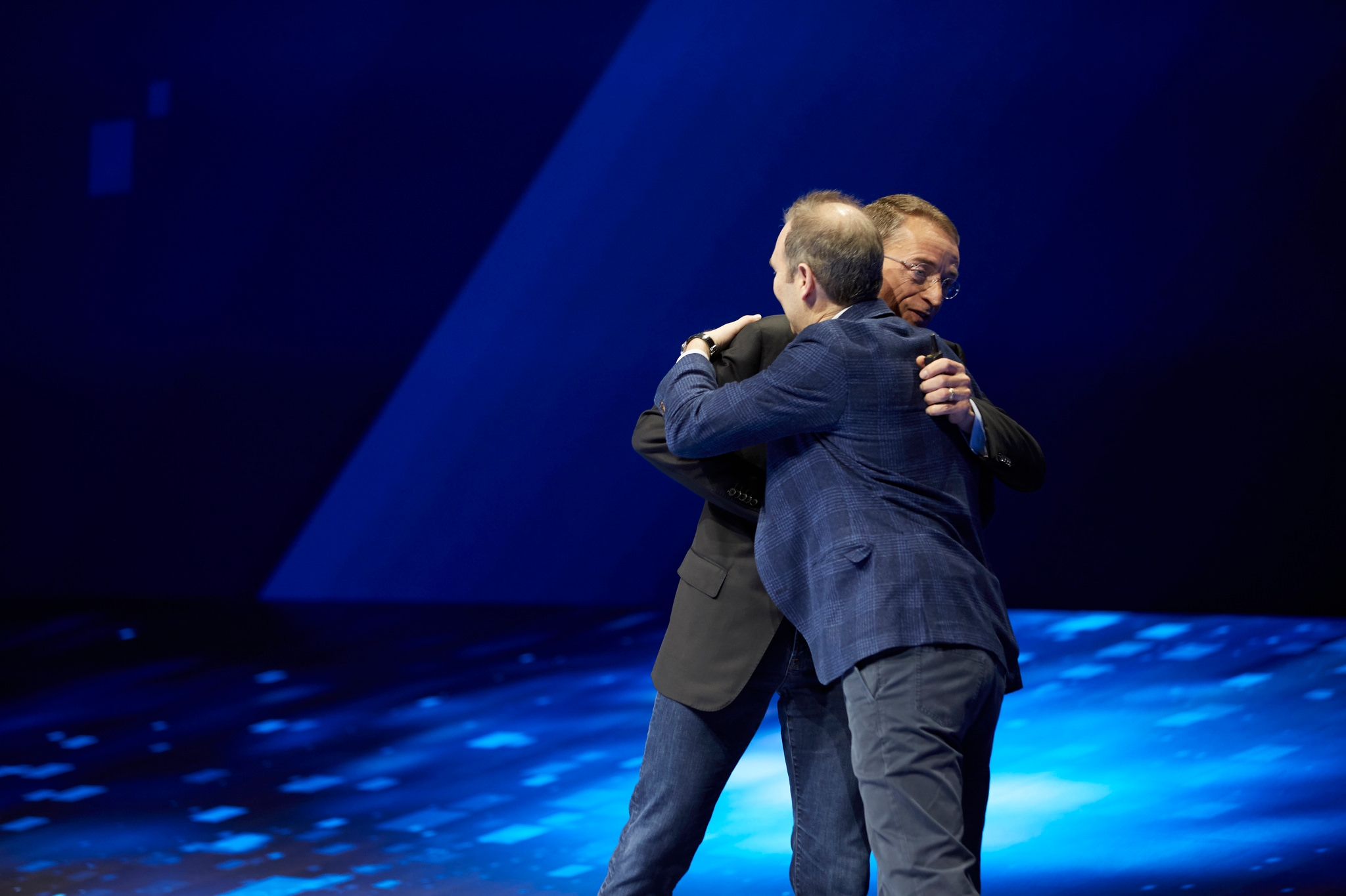 VMware CEO Pat Gelsinger and AWS CEO Andy Jassy hug on stage at VMworld 2018 in Las Vegas