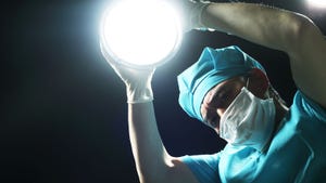 surgeon orienting OR light