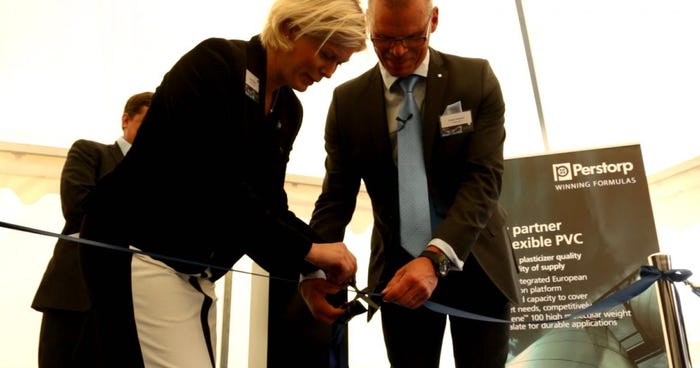 Christer Andersson (site manager Stenungsund) and Sofia Westergren (chairman of the municipality of  Stenungsund) are cutting the ribbon.