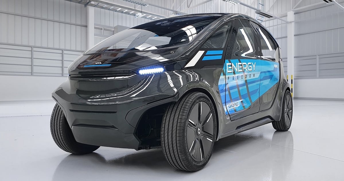 Autonomous EV Showcases Polycarbonate Glazing, Doors