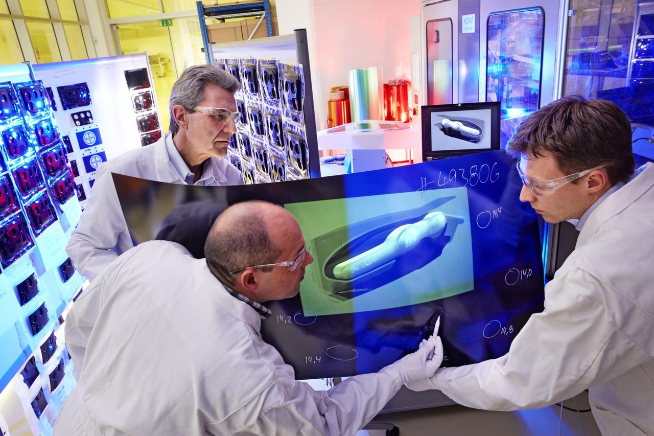 Dimensional Auto Display 3D display technology for autos; information at your fingertips