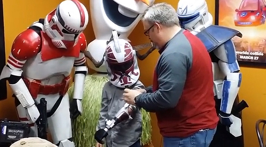Stormtroopers deliver 3D-printed "Star Wars" prosthetic arm to 7-year-old boy