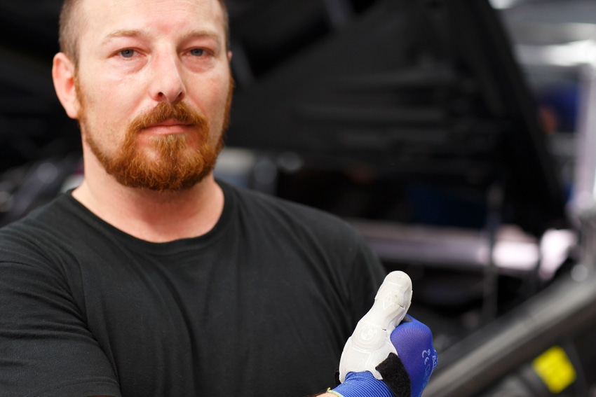 Thumbs up! 3D-printed finger cots support the assembly process at BMW