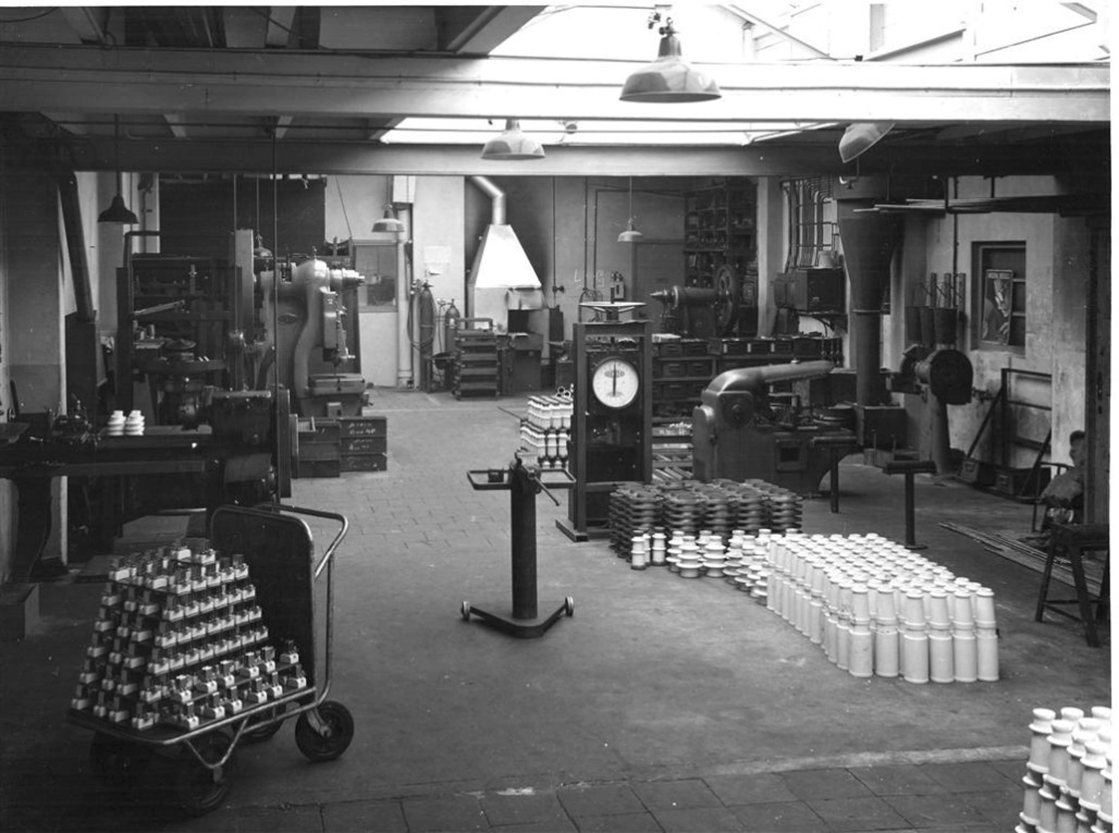 Mei 1937 Oprichting J van Alfen’s fabriek van hoog– en laagspanningsapparaten Hilversum.jfif