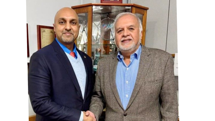 Shaheen Majeed, global CEO of Sami-Sabinsa Group, left, shakes hands with Nature's Formulary founder PK Davé. Shaheen Majeed, global CEO of Sami-Sabinsa Group, left, shakes hands with Nature's Formulary founder PK Davé.