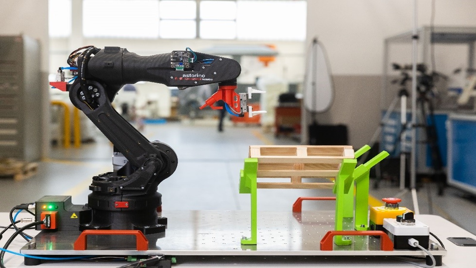 ロボット Erin Kawasaki Creates Classroom Robot to Teach Industrial Robotics
