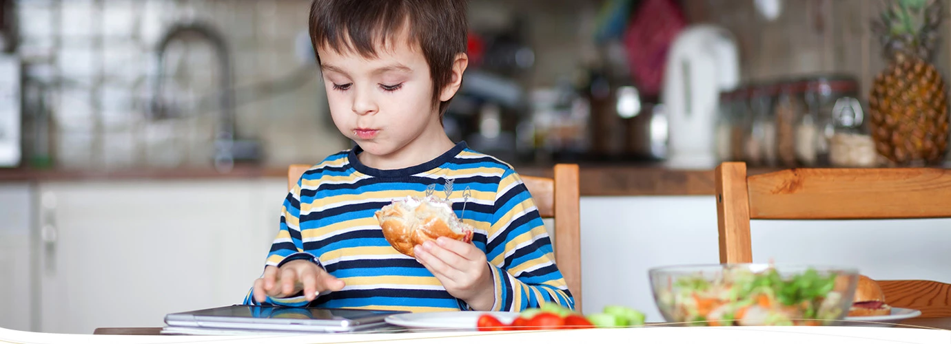 Alimentação da criança que se distrai facilmente