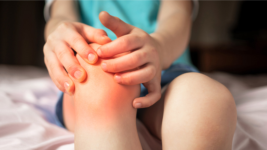 Niño con dolor en las piernas por crecimiento
