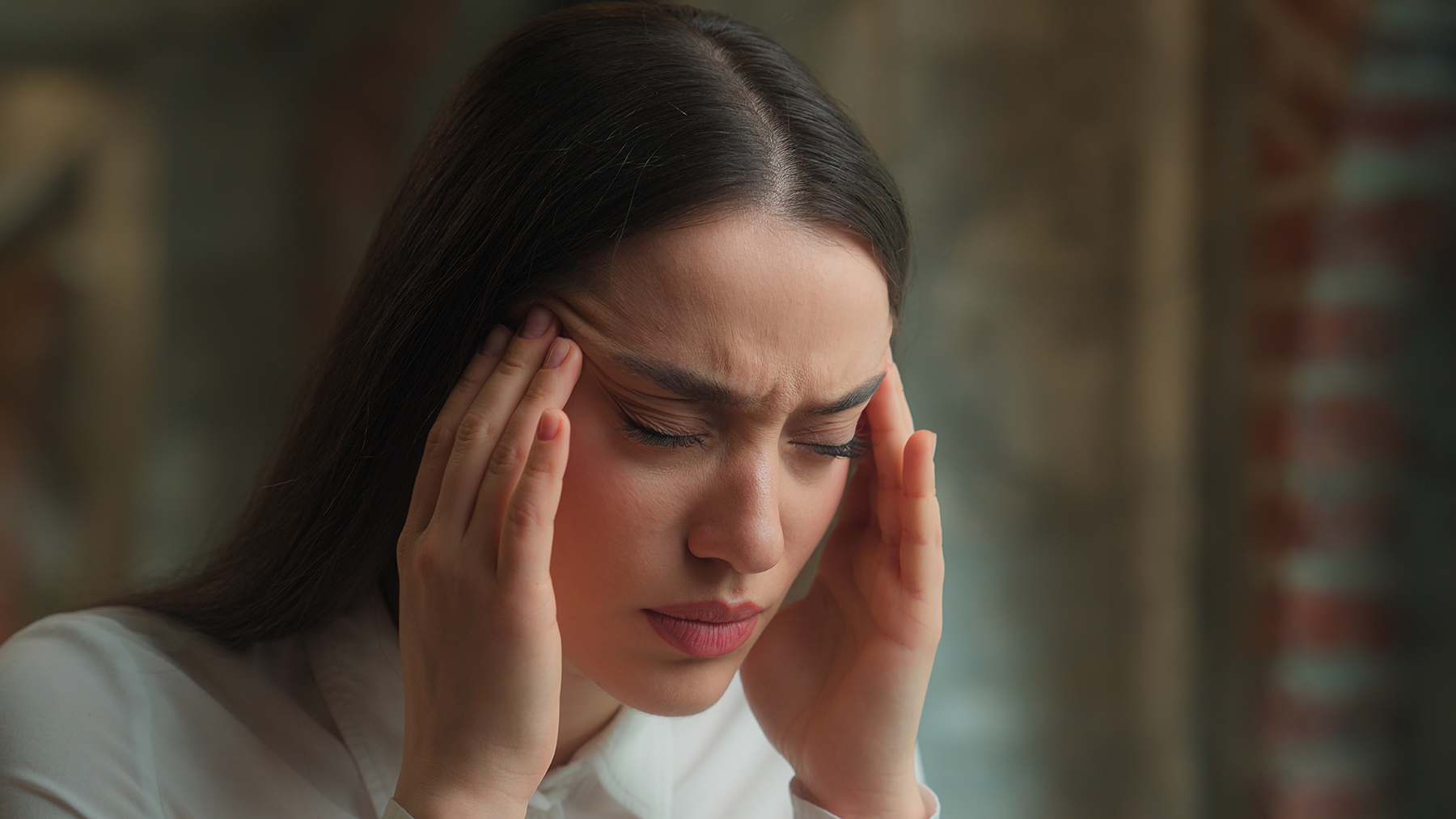 Mujer con dolor intenso de cabeza