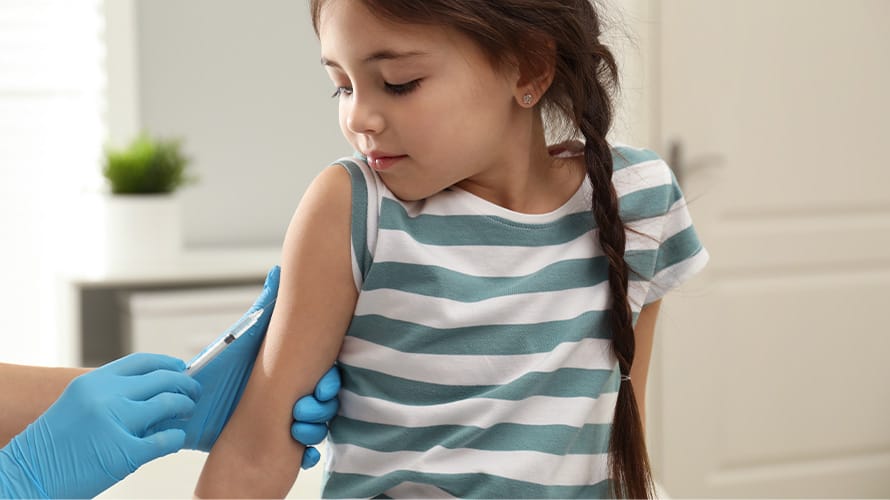 Doctor revisando a niña con Hepatitis