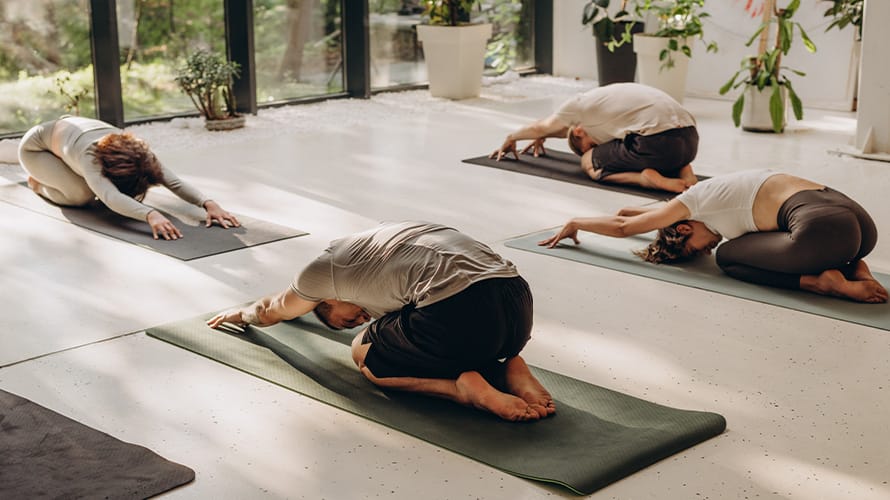 Grupo de personas adultas haciendo Yoga
