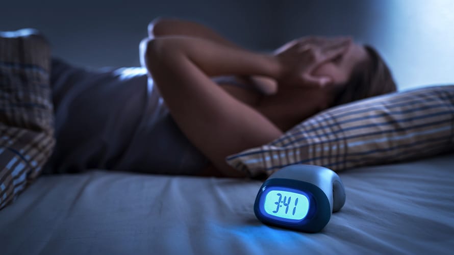 Mujer recostada con dolor nocturno