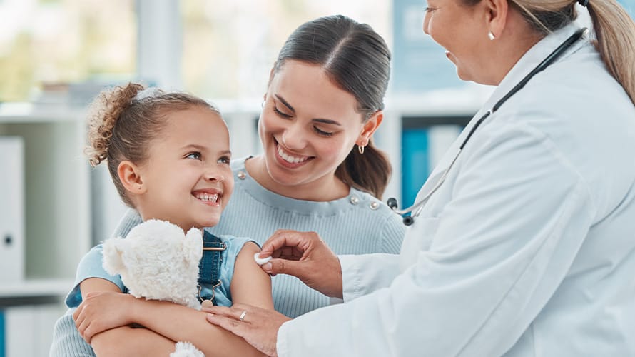 Doctor, mujer adulta y bebé siendo vacunado