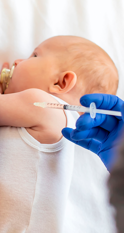 Bebé con dolor por vacuna