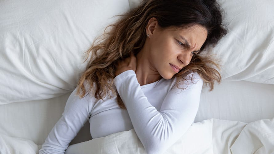 Mujer recostada con dolor nocturno
