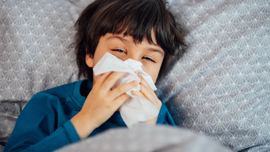 Niño acostado con influenza