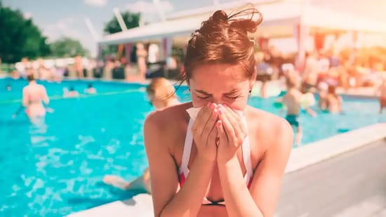 Mujer con resfriado en piscina