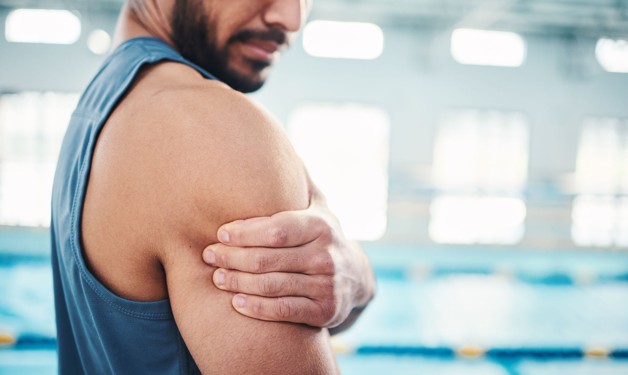 Hombre atletico con dolor muscular en hombro
