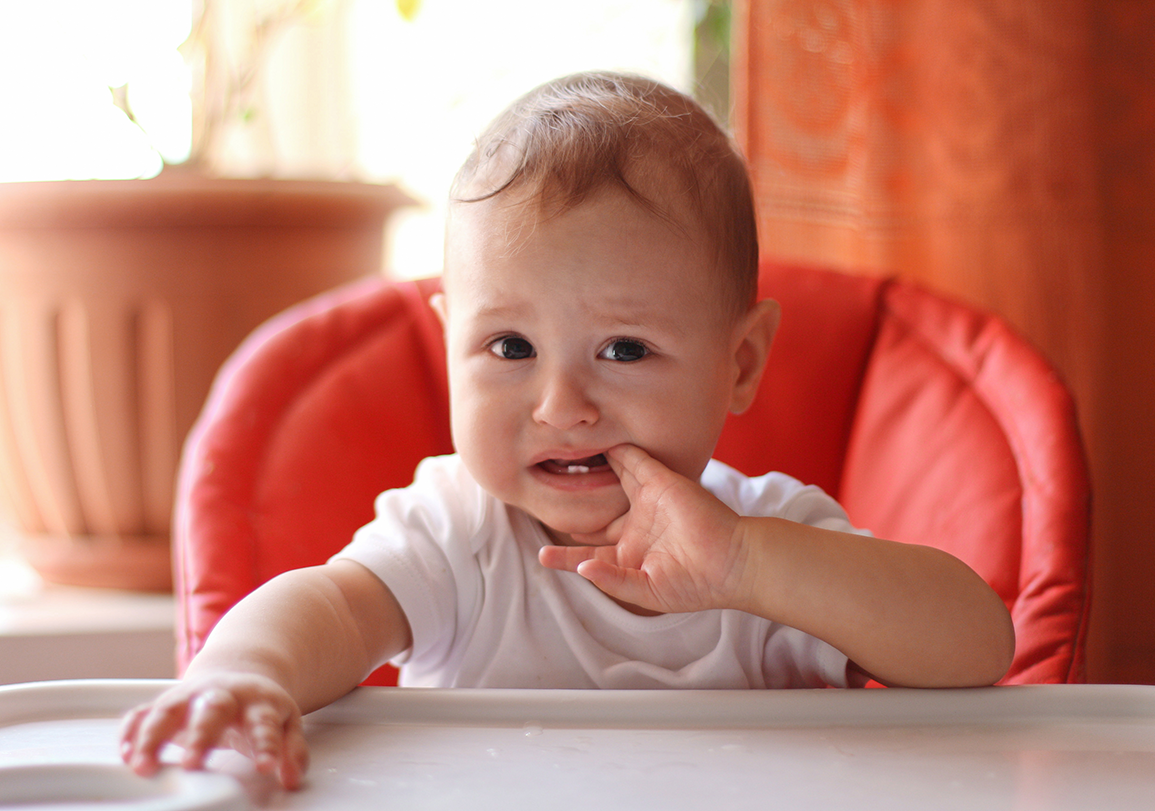 Niño señalando su diente con dolor dental