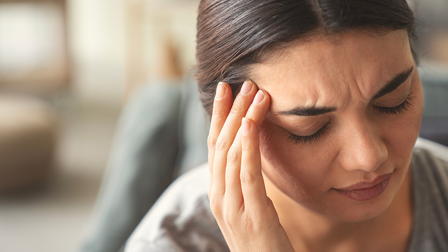 Mujer adulta con dolor de cabeza