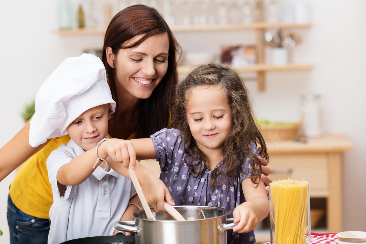 Cozinhar junto com as crianças
