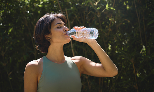 Mujer adulta bebiendo agua