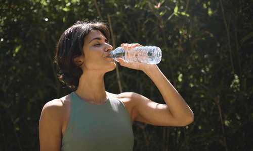Mujer adulta bebiendo agua