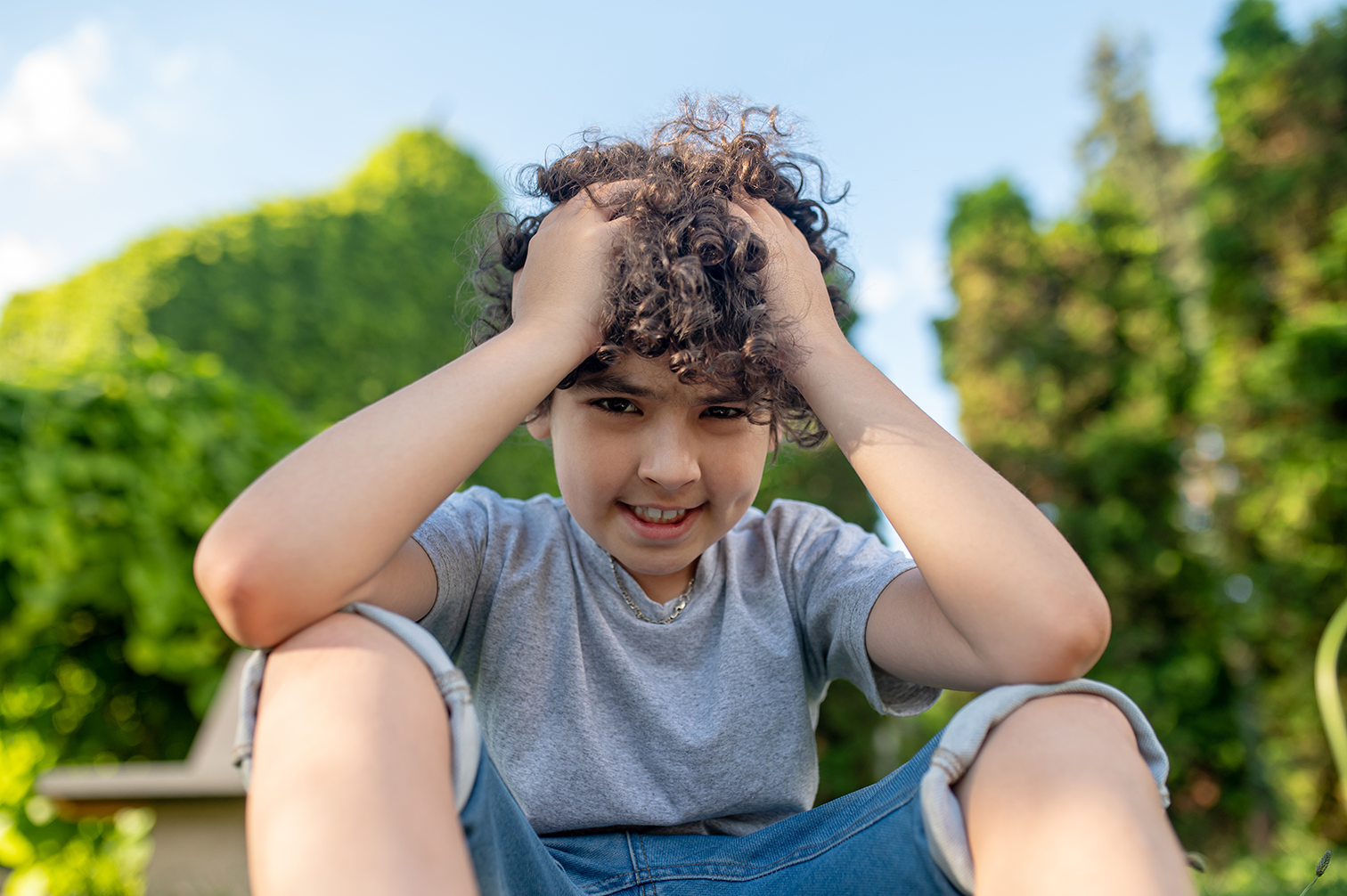 Niño con dolor de cabeza