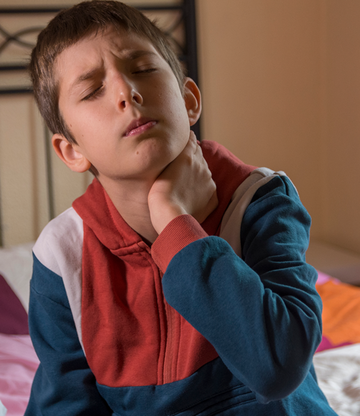 Niño con dolor de garganta