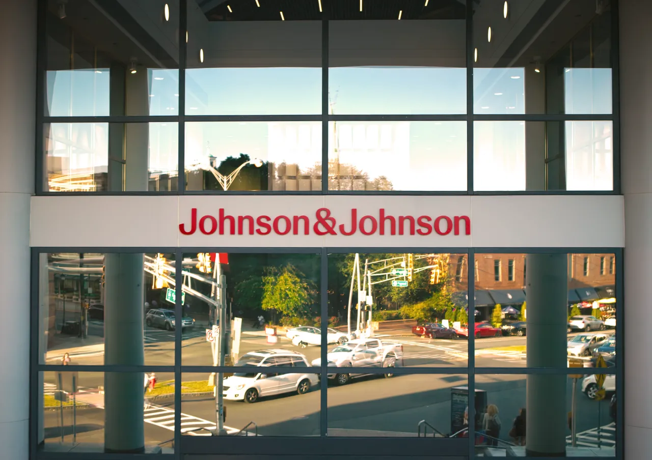 J Shape Runner Smith+Nephew, J&J Orthopedics Merger Collapses Over CEO Dispute