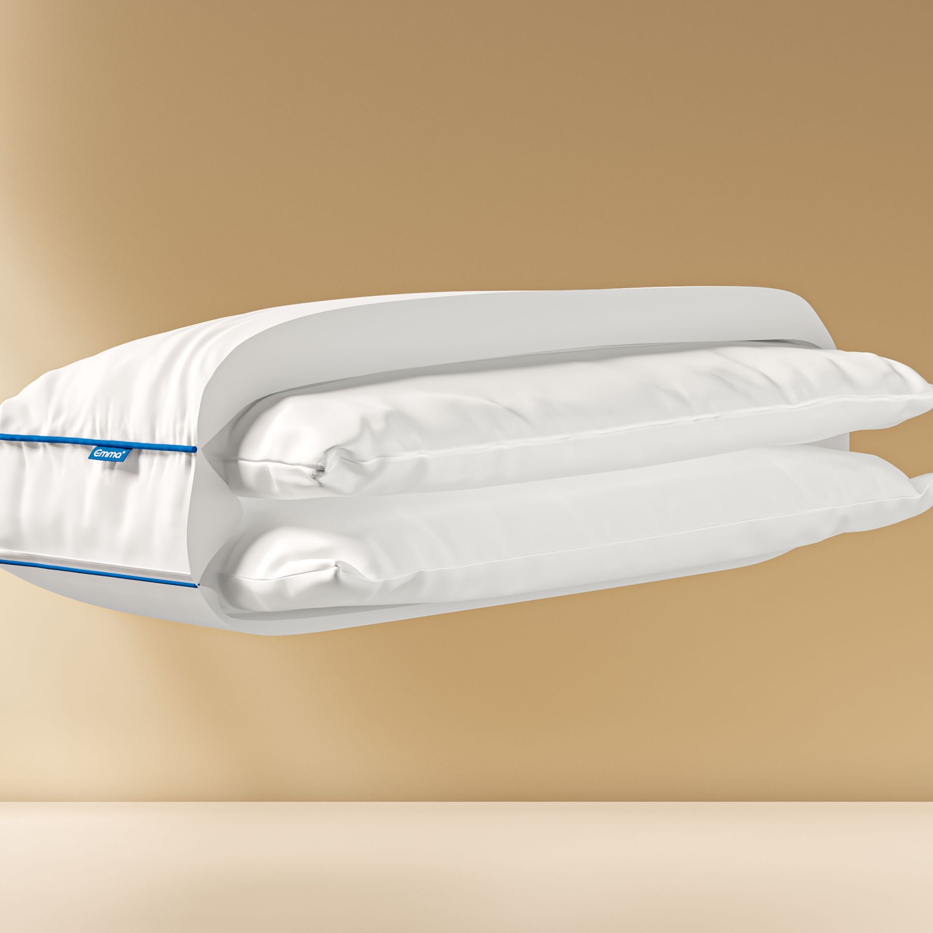 Almofada Emma Microfibra com corte lateral, mostrando as camadas internas