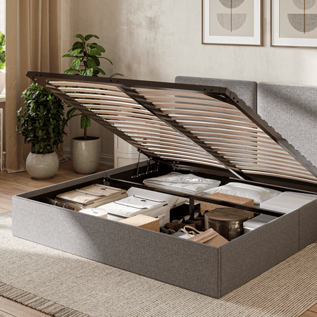 Emma Stauraumbett mit geöffnetem Bettkasten und organisiertem Innenraum.