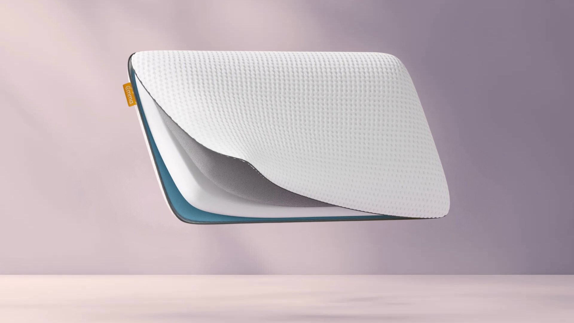 Original Cooling Adapt Kussen met witte gewafelde hoes en zichtbaar binnenmateriaal, zwevend tegen een lichtpaarse achtergrond met oranje Emma-label aan de zijkant.