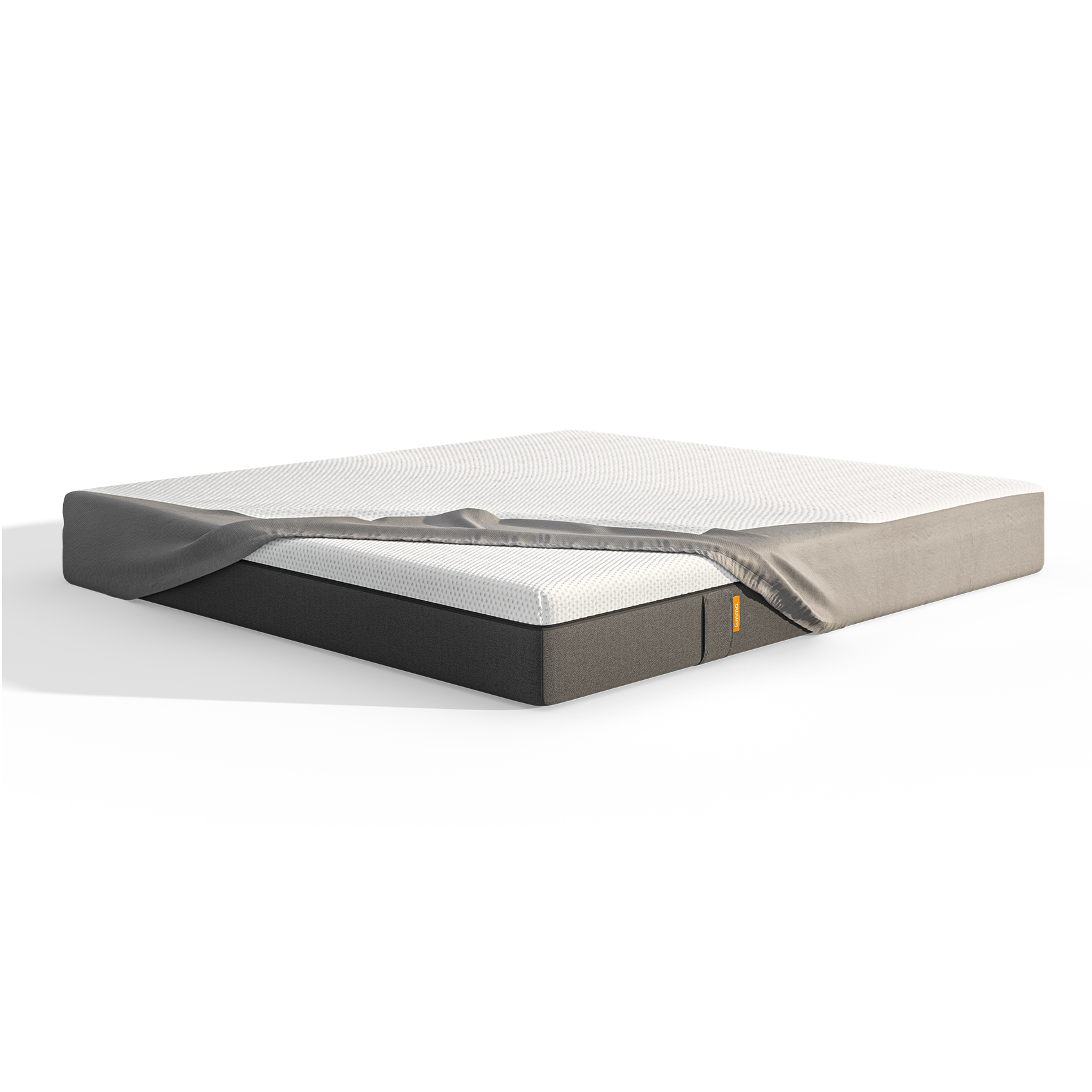 Protetor de colchão cobrindo parcialmente um colchão de espuma, mostrando a parte superior branca texturizada e a base cinza do colchão, colocado sobre fundo neutro.